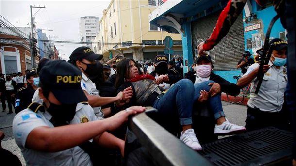 Atxilotu bat Giammatteiren aurkako protestetan, Guatemalan. Argazkia: EFE