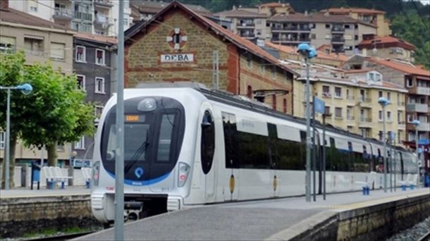 Un tren de Euskotren, en la estación de Deba (Gipuzkoa). 