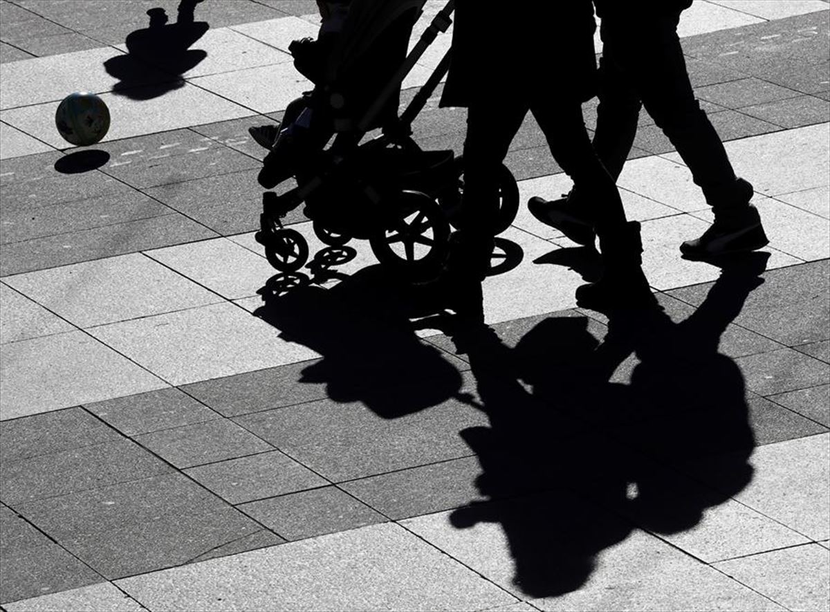 La sombra de una familia paseando