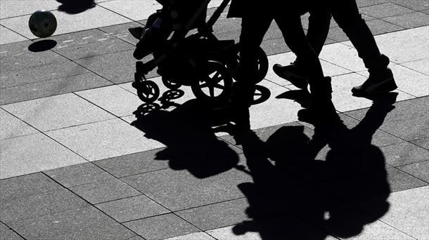 La sombra de una familia paseando