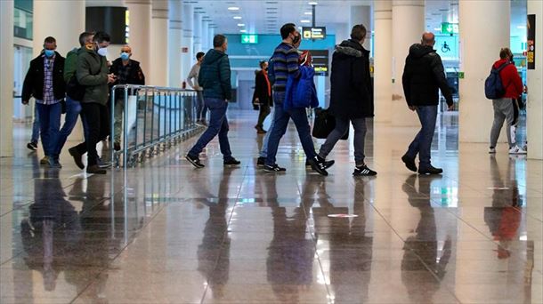 Viajeros en el aeropuerto. Foto: Efe