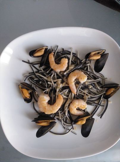 Angulas de pasta con mejillones y langostinos