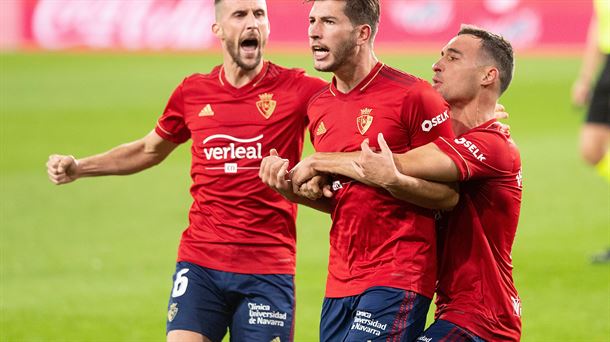 David García celebra su gol de cabeza que supuso el empate frente al Huesca (vía @CAOsasuna)