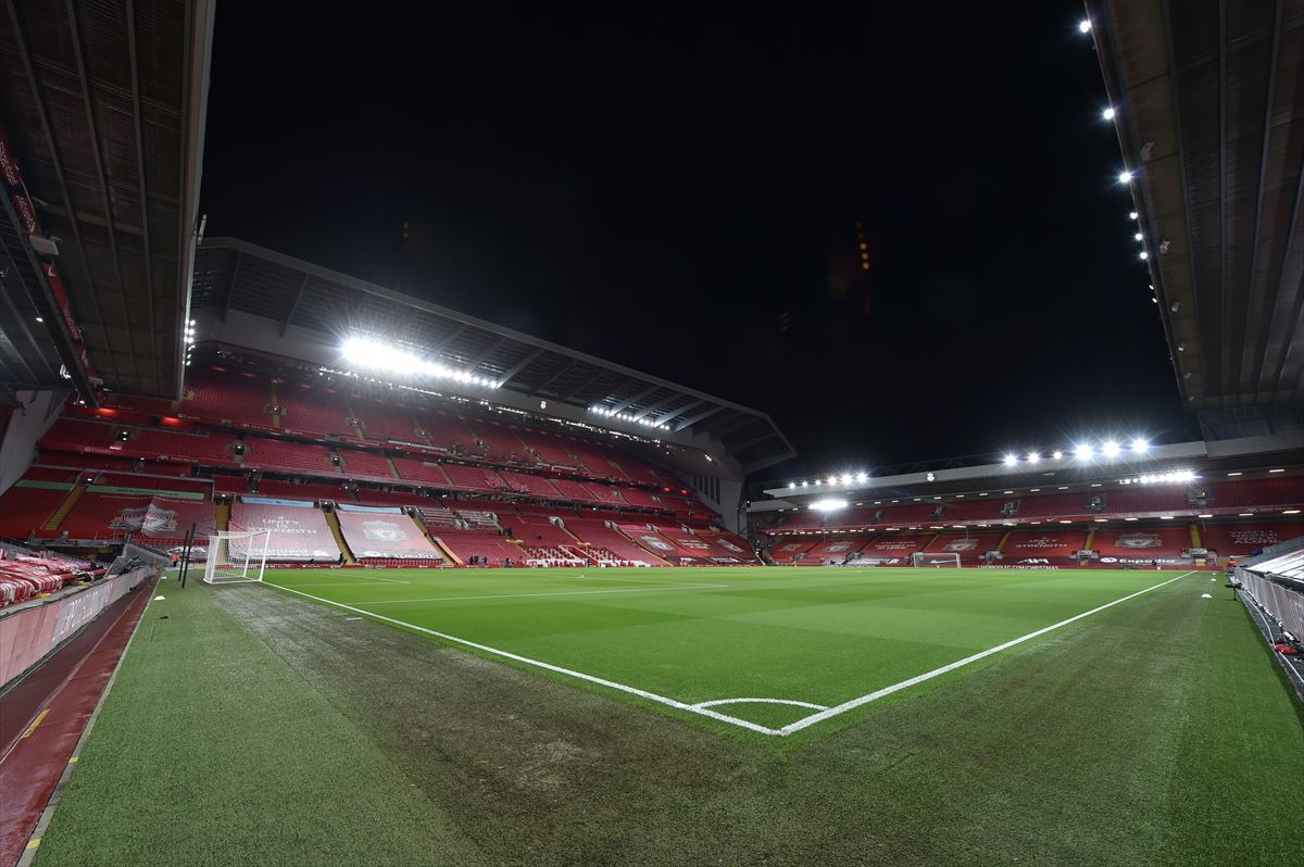 Anfield, el estadio del Liverpool, con las gradas vacías.