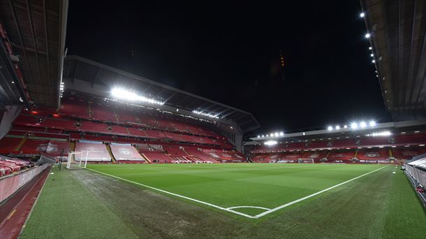 Anfield, el estadio del Liverpool, con las gradas vacías.