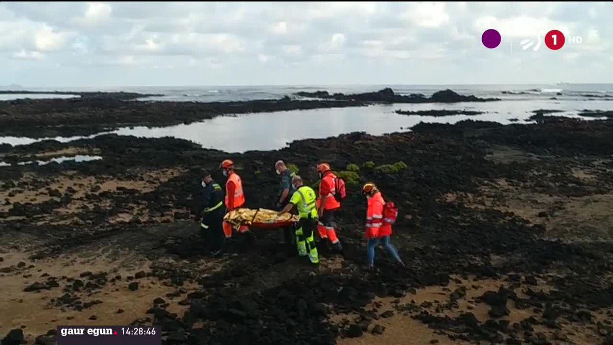 Hildako migratzaileetako baten gorpua. Agentzietako bideo batetik ateratako irudia.