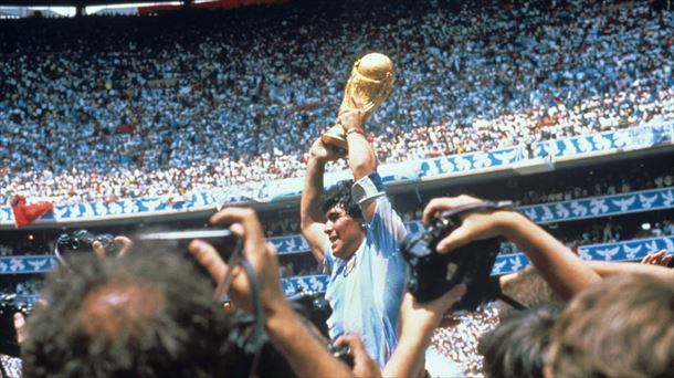 Diego Maradona con la Copa del Mundo tras derrotar la selección argentina a Alemania