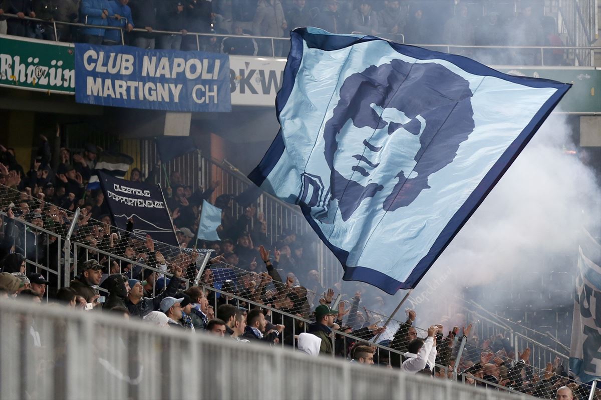 Bandera con la cara de Maradona en las gradas del estadio del Napolés.