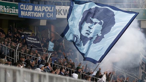 Bandera con la cara de Maradona en las gradas del estadio del Napolés.