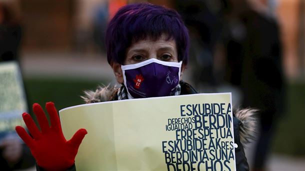 Emakume bat Indarkeria matxistaren aurkako protesta batean