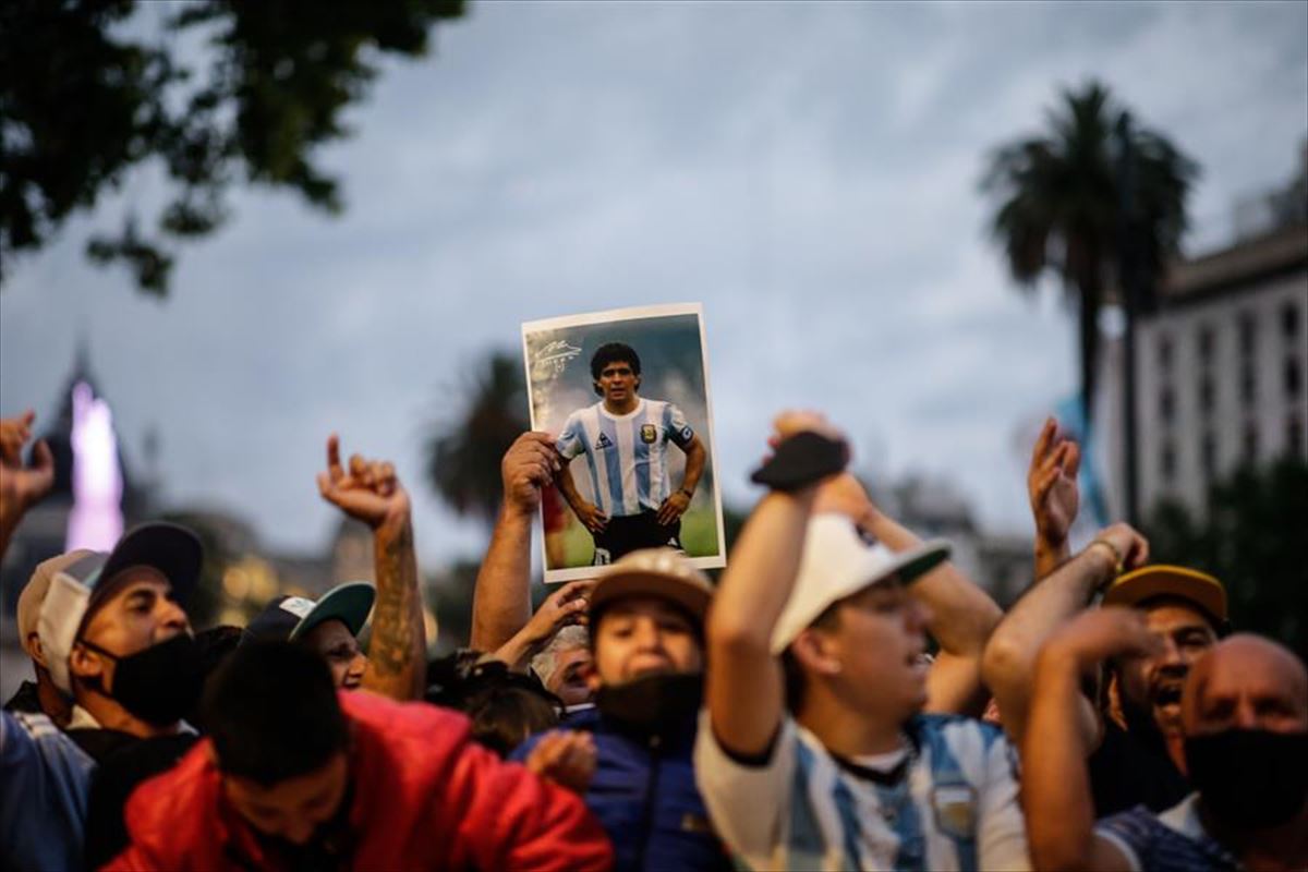 Larunbatera arte milaka lagun pasatuko dira Maradonaren hil-kaperatik