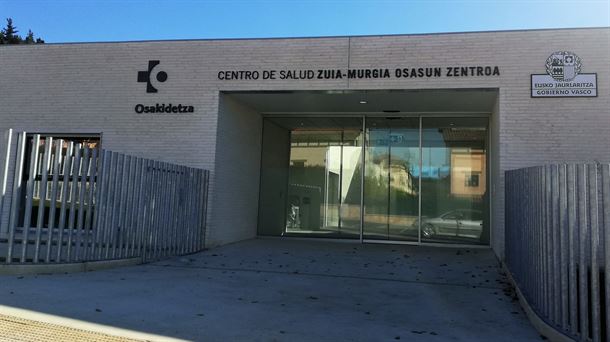 Puerta principal de acceso del nuevo ambulatorio ubicado en el concejo de Murgia.