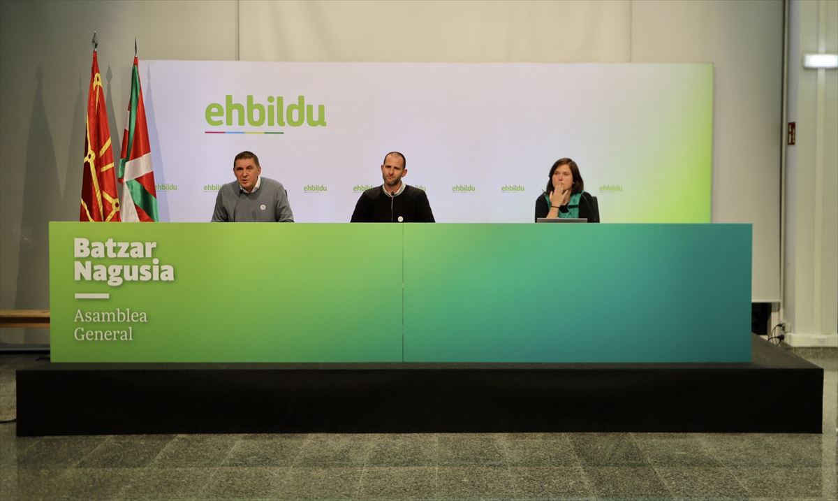 La dirección de EH Bildu durante la asamblea general.