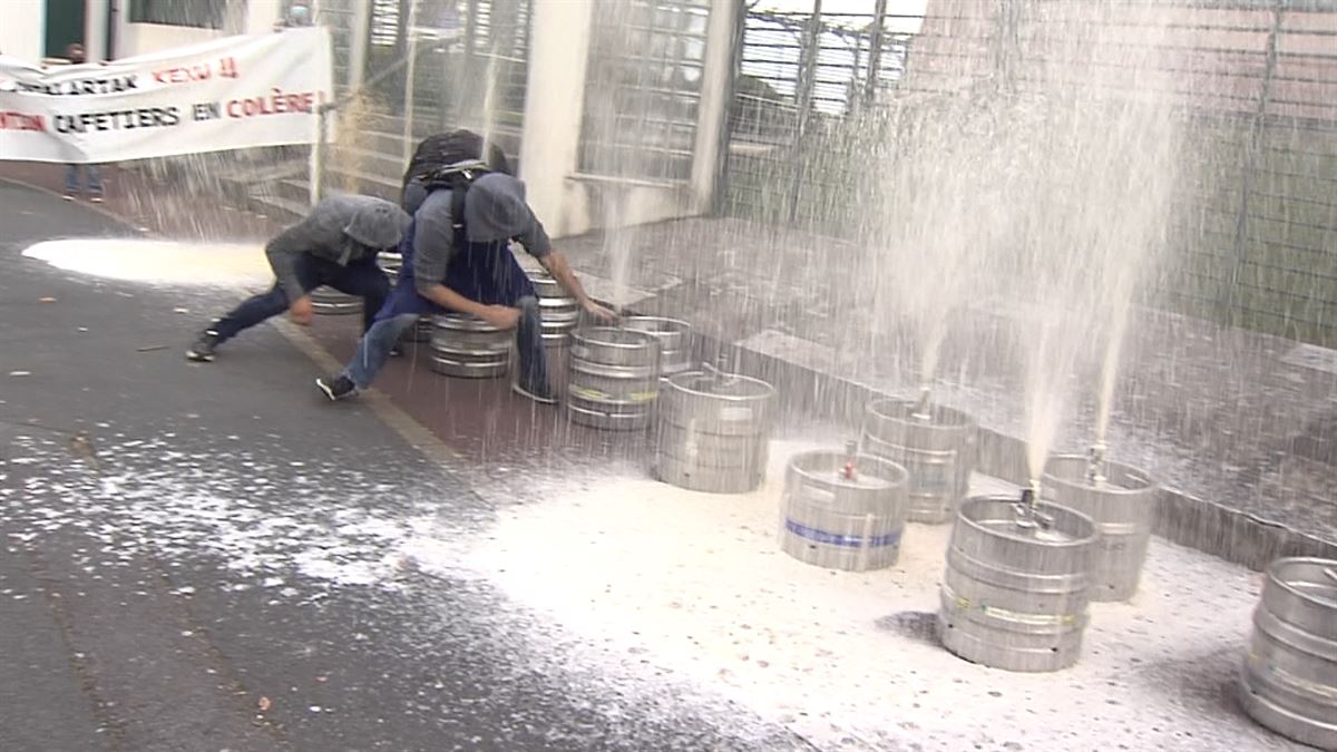 Los hosteleros de Iparralde vacían barriles de cerveza ante la subprefectura de Baiona