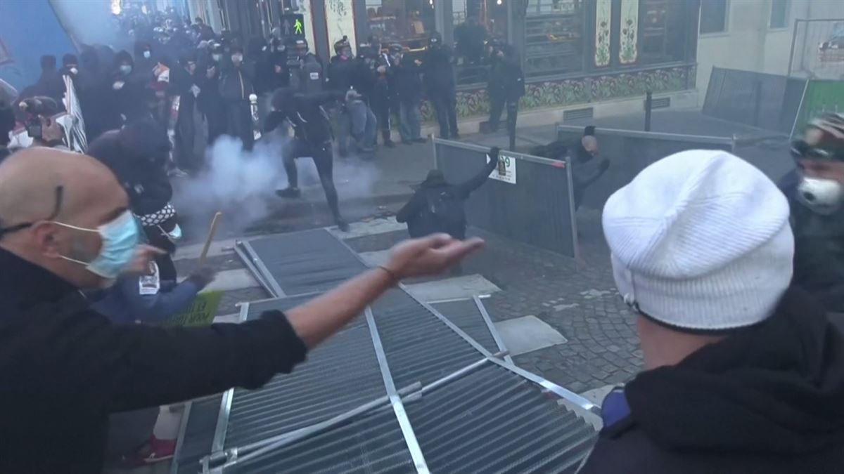 Policía y manifestantes se enfrentan en París. Imagen: EiTB