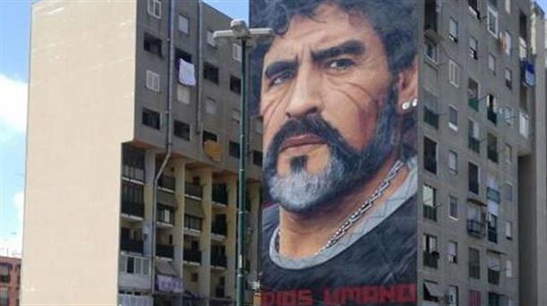 Maradona goratzen duen irudi erraldoia Napolin. 