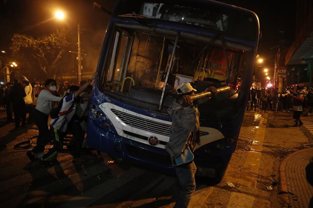 Un grupo de encapuchados ha quemado un autobús