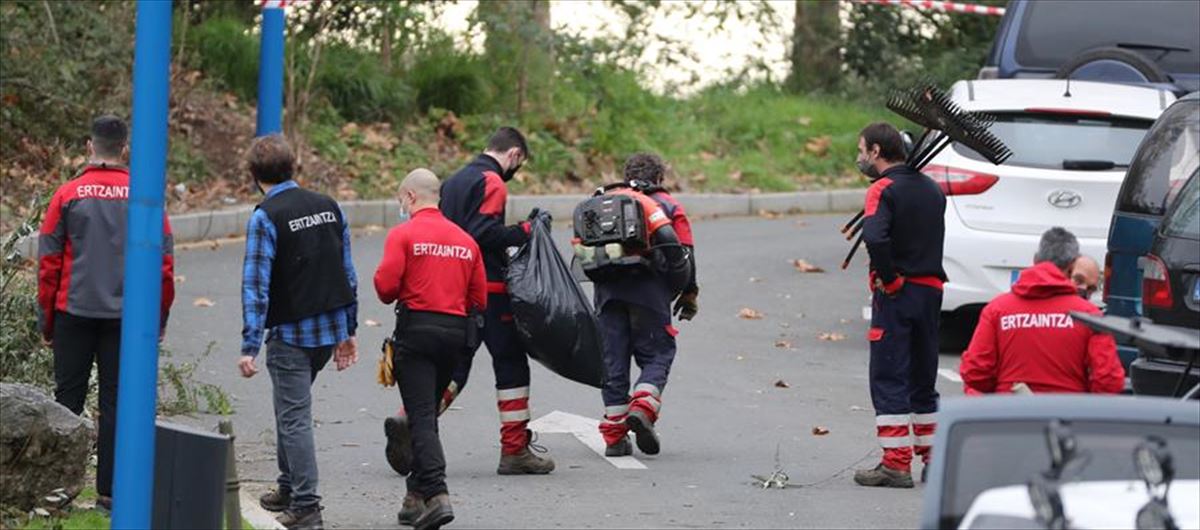 Miembros de la Ertzaintza en el monte Rontegui de Barakaldo, en la búsqueda de un cadáver.