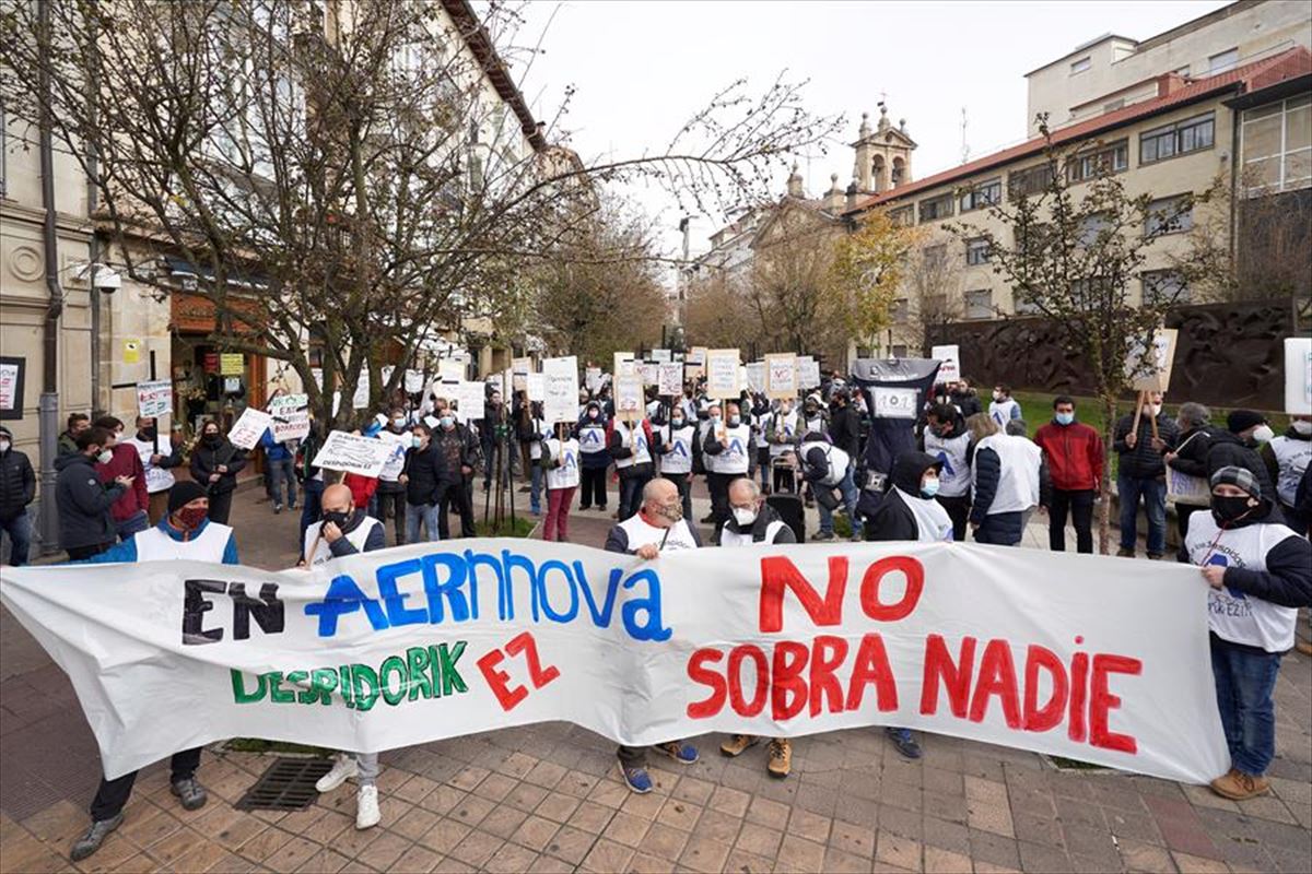 Una movilización de los trabajadores de Aernnova ante el Parlamento Vasco.