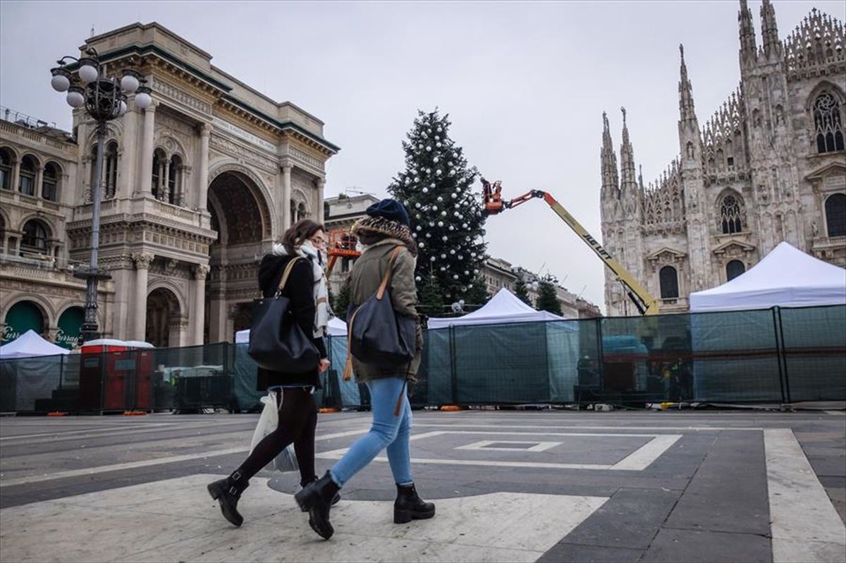 Trabajadores instalan un árbol de Navidad en la Plaza del Duomo en Milán