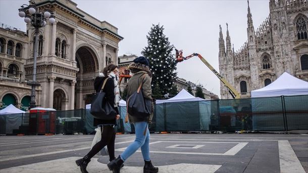 Trabajadores instalan un árbol de Navidad en la Plaza del Duomo en Milán