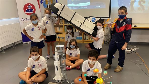 Alumnos de primaria participando en la conversación en directo con un astronauta de la NASA