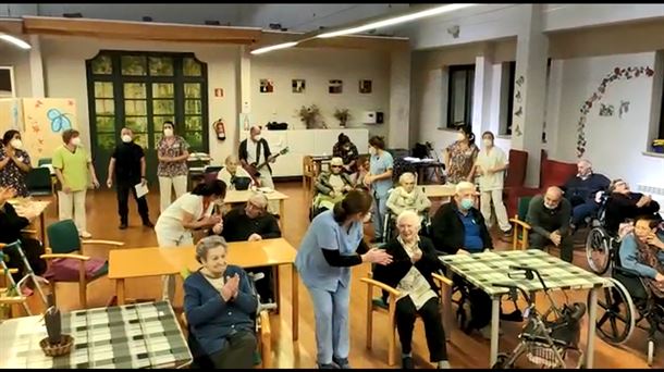 San Martin egoitzako egoiliarrek eta langileek batera abestu dute, covid-19aren aurka