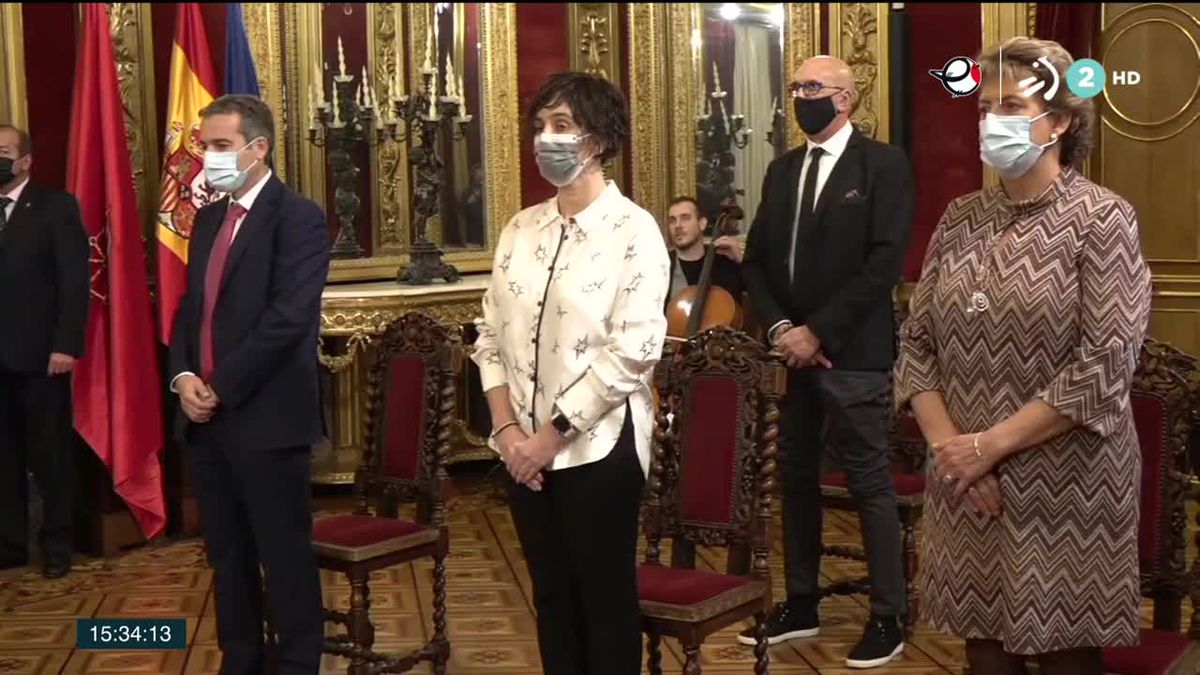 María Chivite (i) entrega la Medalla de Oro de Navarra a la enfermera Ana Ariztegi Echenique