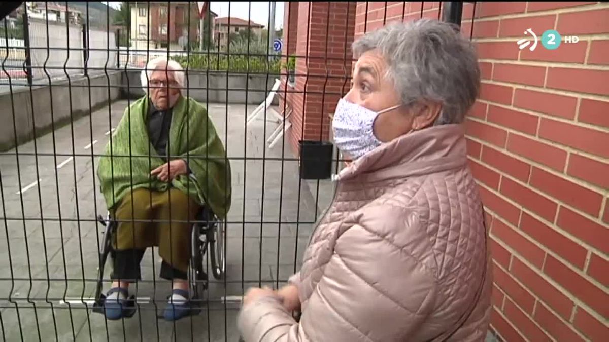 Personas mayores en Navidad. Imagen obtenida de un vídeo de ETB.