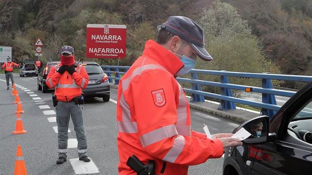 Control de la Policía Foral en el puente de Endarlatsa