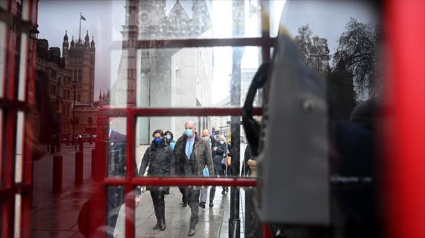 El equipo negociador de la UE, liderado por Michel Barnier, sale de su hotel en Londres. Foto: EFE