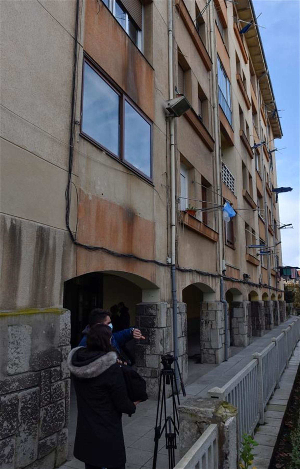 Portal donde vive la pareja del desaparecido en Barakaldo (Bizkaia). Foto: EFE