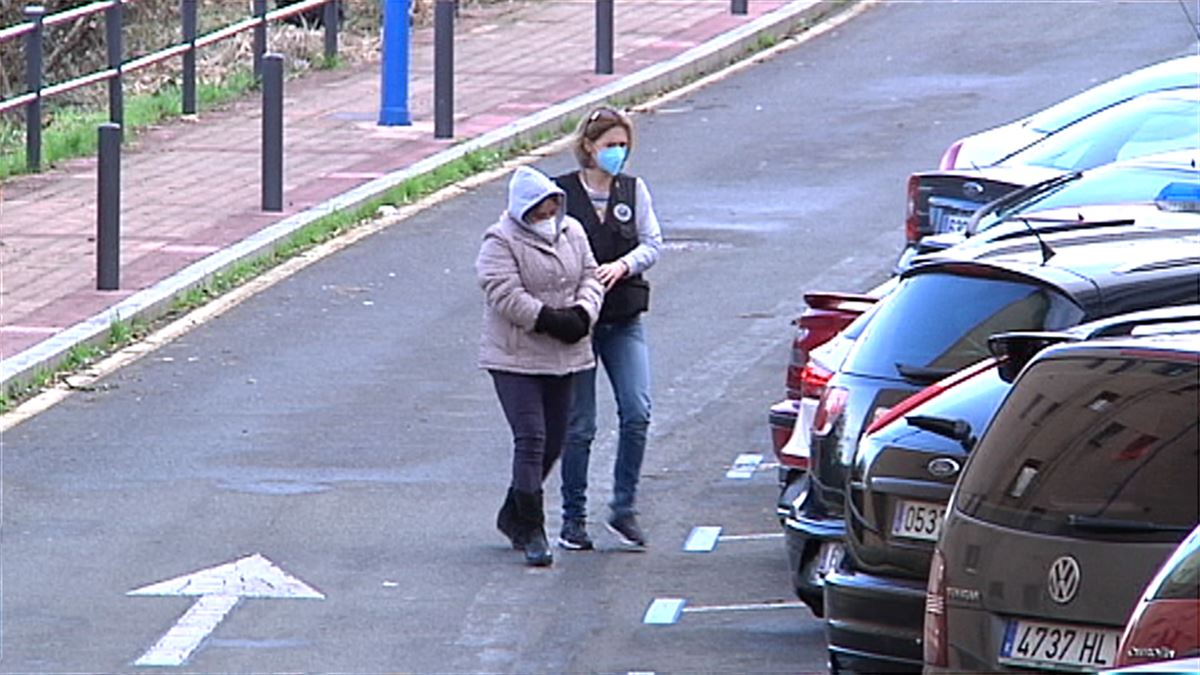 Momento de la detención de la pareja del hombre encontrado muerto en Barakaldo.