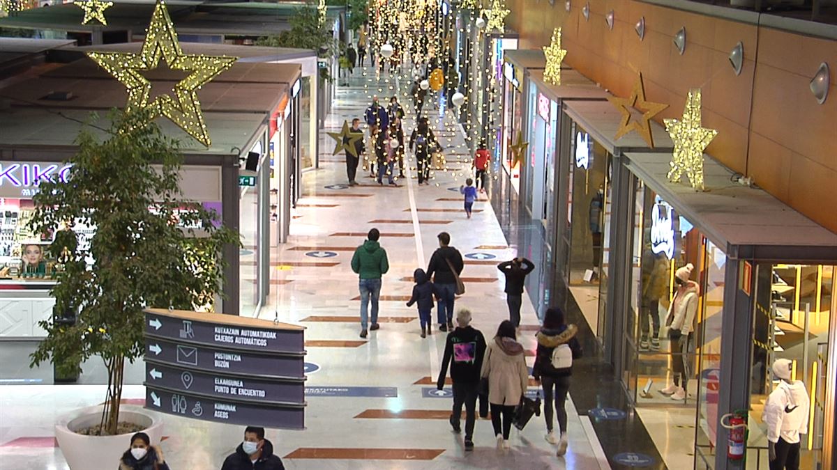 Mucha gente en centros comerciales de Euskadi en vísperas de la Navidad, pero sin aglomeraciones