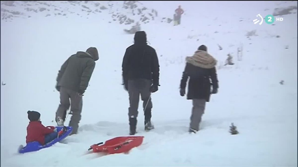 Gente con trineos en la nieve. Imagen obtenida de un vídeo de ETB.