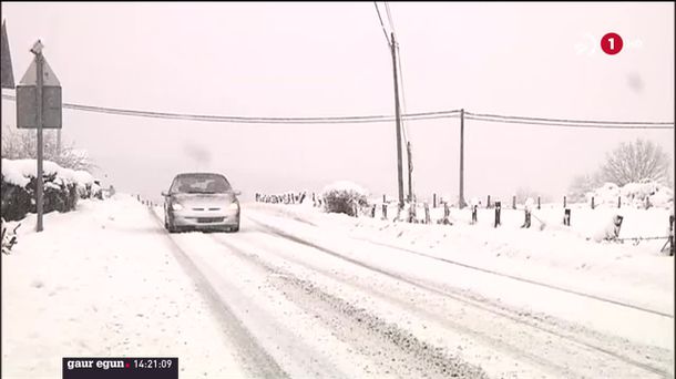 Errepide bat elurrez estalita. ETBko bideo batetik atertako irudia.