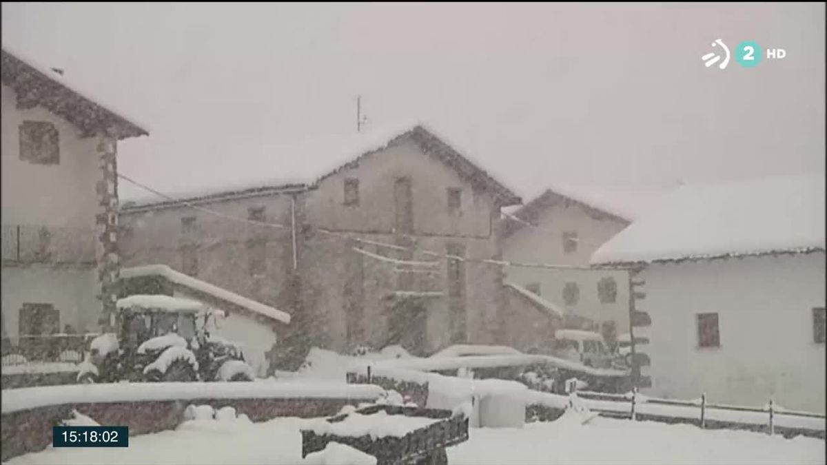 Un pueblo lleno de nieve. Imagen obtenida de un vídeo de ETB.