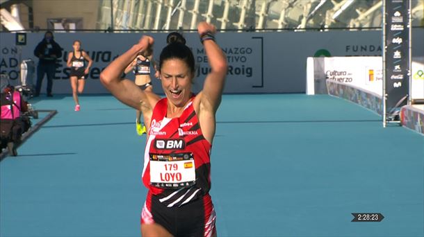Elena Loyo helmugan sartzen, Valentziako maratoia amaitu ostean.