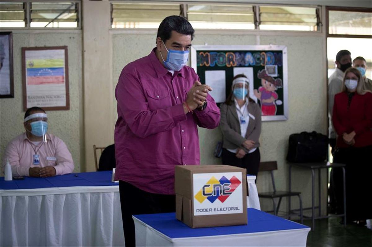 Nicolás Maduro votando en las elecciones