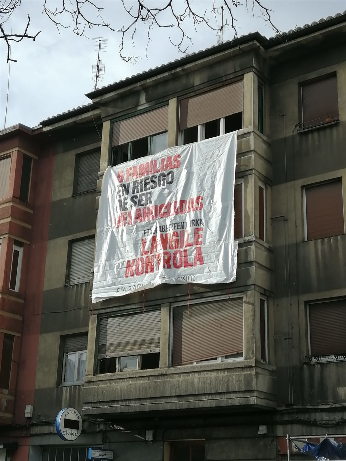 Una vivienda con un cartel contra los deshaucios
