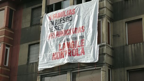 Una vivienda con un cartel contra los deshaucios