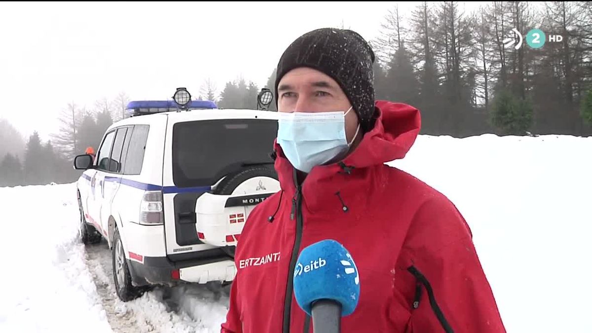 Aitor Bilbao, Ertzaina de la Unidad de Vigilancia y Rescate. Imagen obtenida de un vídeo de ETB.