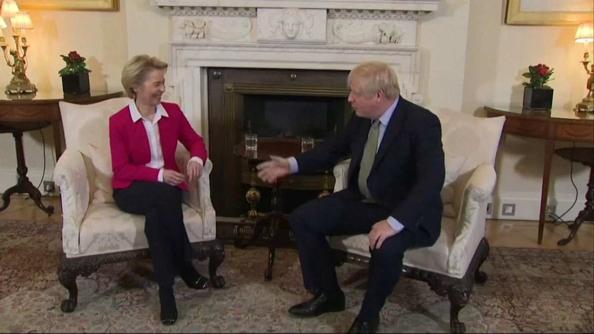 Boris Johnson y Von der Leyen. Imagen obtenida de un vídeo de ETB.