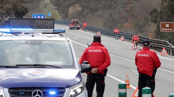 Un control de la Ertzaintza en Endarlatsa (Irun).