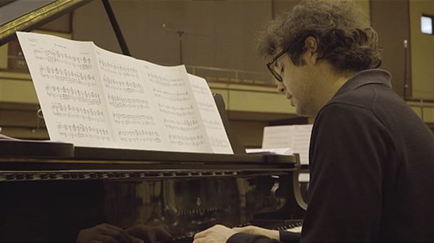 El compositor Fernando Velázquez al piano, interpretando una versión para EITB Maratoia
