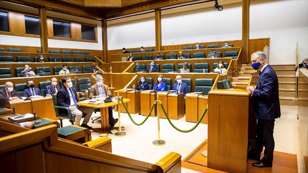 El lehendakari, Iñigo Urkullu, interviene durante el pleno de contro