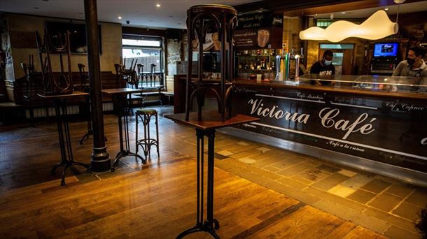 Una cafetería de Vitoria-Gasteiz cerrada.