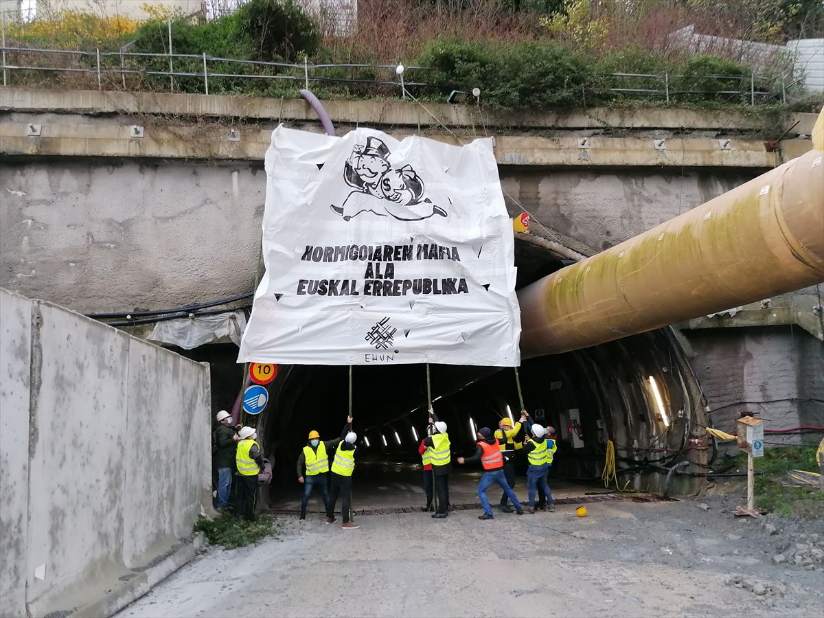 Activistas tapan un túnel de las obras del metro de San Sebastián.