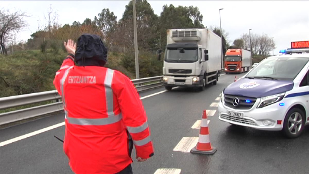 Control de la Ertzaintza en la frontera entre Bizkaia y Cantabria         