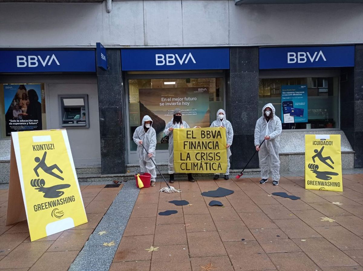 Acción frente al BBVA. Foto: Greenpeace Euskadi